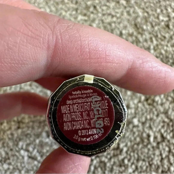 Avon Totally Kissable Lipstick Deep Orchid N202 .106 OZ New & Sealed - Picture 3 of 4